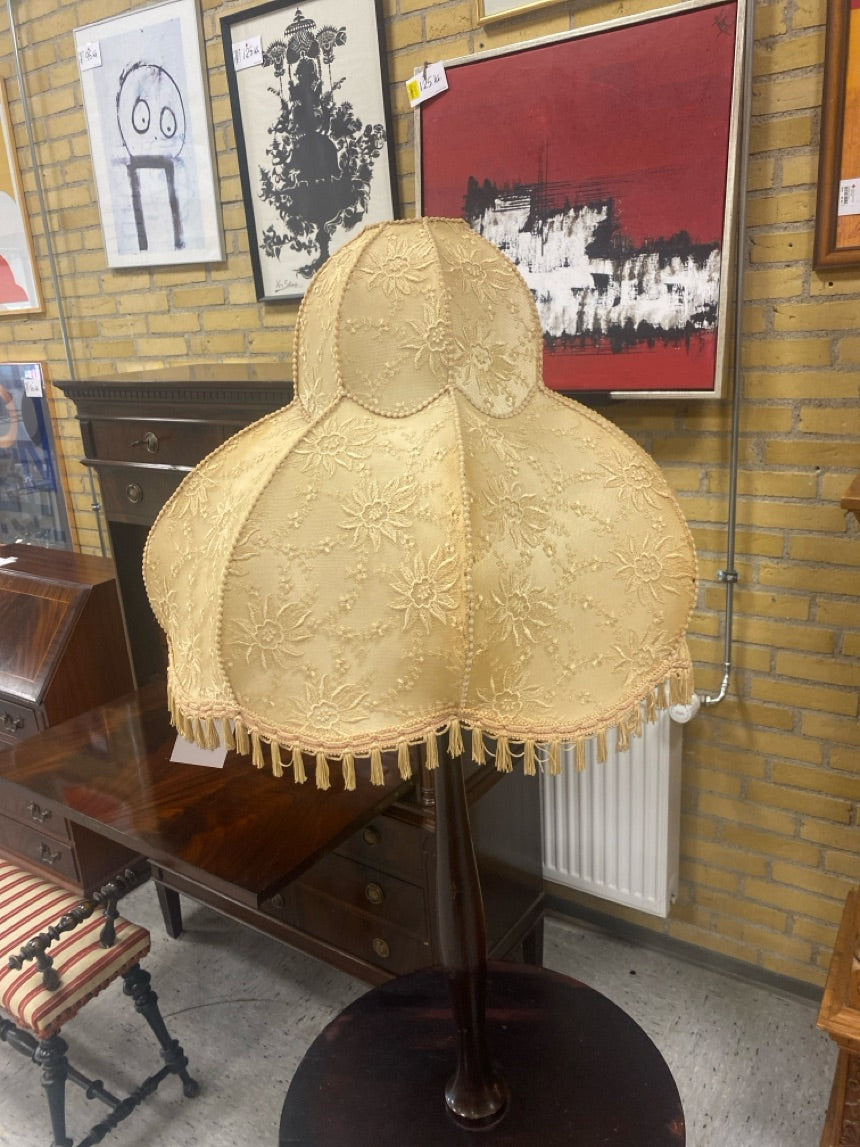 Klassisk gulvlampe med bord